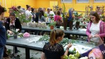 Flo M gestaltet Blumenschmuck für die Entlassung der Fachoberschulabsolventen